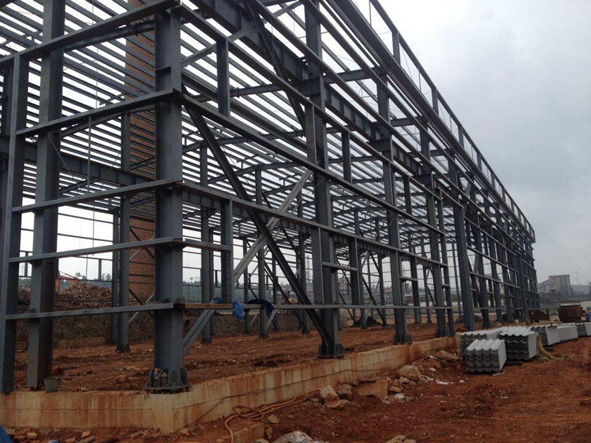 搭建鋼結(jié)構(gòu)是還需要根據(jù)地理環(huán)境及氣候來選定鋼結(jié)構(gòu)類型及做出相應(yīng)的防護處理
